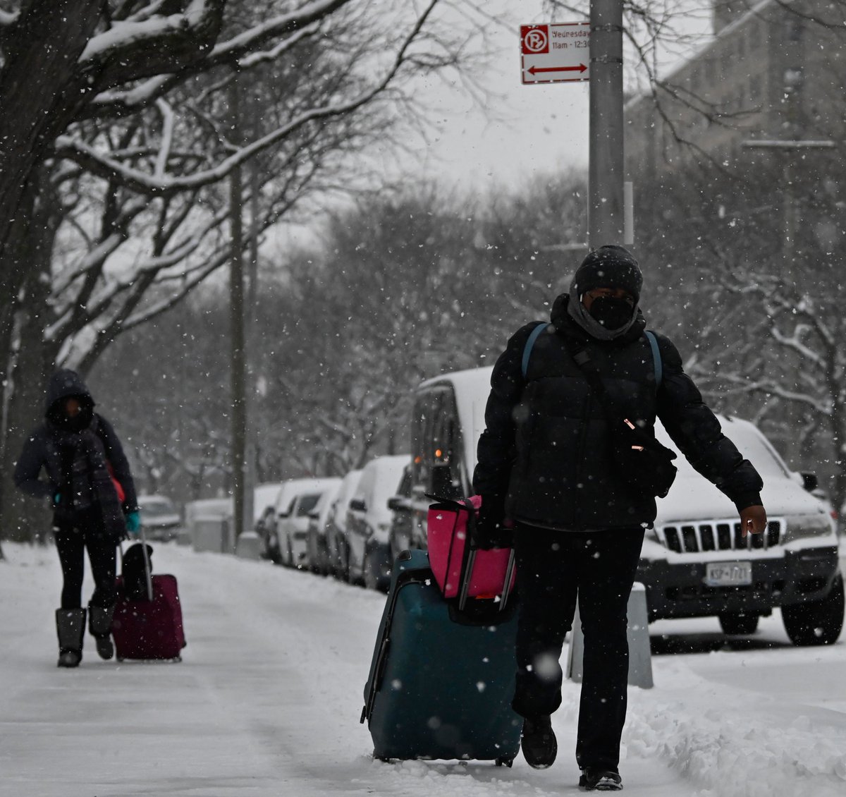 Lloydphoto's tweet photo. Photos:New Yorkers brace for the first snowfall in two years. Of course that didn't stop any from getting where they need to be. Hopefully they head to Florida. #LloydMitchellPhotography #Brooklyn #BrooklynPaper #snow #Weather #weathercoverage #Photojournalism #NewYorkCity #Snow https://t.co/NIQqyTSJD7