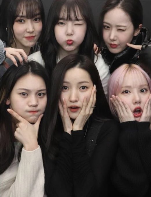 leeun_o3's tweet photo. 9周年おめでとう！！！！🎂✨️🩷

#9YearsWithGFRIEND 
#여자친구와_버디의_9년 https://t.co/LoMGuyDxKC