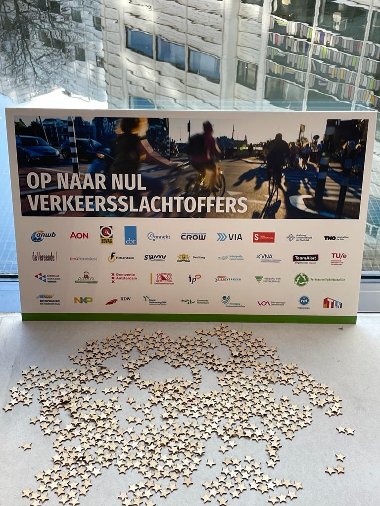 fietsersbond's tweet photo. Elk jaar vallen veel te veel slachtoffers in het verkeer. Vandaag bood de Verkeersveiligheidscoalitie de Tweede Kamer een appèl aan met de oproep om maatregelen te nemen op gebied van handhaving en te zorgen voor meer veiligheid voor fietsers. Lees verder: https://t.co/5JWLWrhiGR https://t.co/wB83x627Y6
