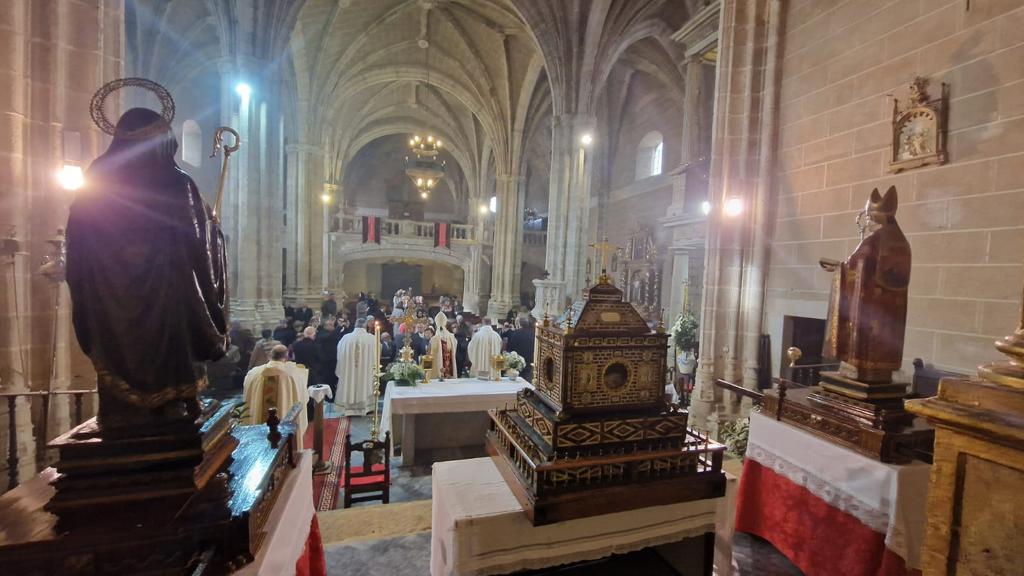 Diocesisplasen's tweet photo. 𝐁𝐞𝐫𝐳𝐨𝐜𝐚𝐧𝐚 𝐜𝐞𝐥𝐞𝐛𝐫𝐚 𝐒𝐚𝐧 𝐅𝐮𝐥𝐠𝐞𝐧𝐜𝐢𝐨 𝐞𝐧 𝐞𝐥 𝐀𝐧̃𝐨 𝐉𝐮𝐛𝐢𝐥𝐚𝐫
A las doce de la mañana en la iglesia de San Juan Bautista, se ha procedido hoy a la solemne apertura de las Sagradas Reliquias seguida de su procesión.

👉https://t.co/pG94ZMdXZT https://t.co/iWMCJQTZp0