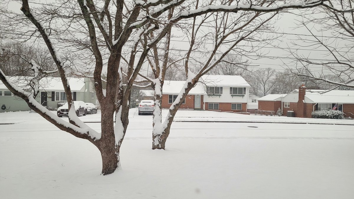 neilparekh's tweet photo. Here's the view this morning. I think we are still getting a "wintry mix." Total should be about 4 in. Most snow we have had in two years? School is closed. I work from home. Nowhere we need to go right now. Will shovel later.
#FairfaxWX #SnowDay #RemoteWorkFTW https://t.co/pyGvOcoBhI