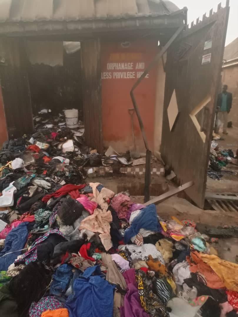 Real_jaeflex's tweet photo. Sadly, over the night , there was a fire at Zion in Christ Orphanage Kaduna, damaging the children's room, store, and kitchen. It destroyed mattresses, clothes, food. Thankfully, the children are safe, the cause of the fire is still unknown. This is really sad to see 💔 https://t.co/bzrRvCDT4I