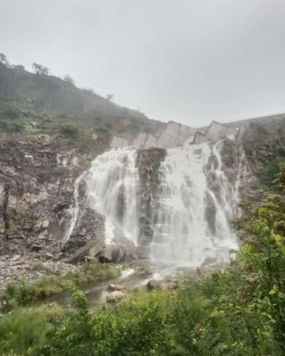 SAN LUIS. Excelente noticia, el dique Antonio Esteban Agüero desborda desde temprano (foto, gentileza de un turista)