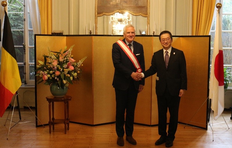 JapanEmbBelgium's tweet photo. 🇯🇵2023 Retrospective🇧🇪

On 11 May, Ambassador Mikami (@AmbMIKAMI_JPBEL) held the Conferment Ceremony of the Grand Cordon of the Order of the Rising Sun on H.E. Mr. Kris Peeters, former Deputy Prime Minister and current Vice-President of the European Investment Bank. https://t.co/jn3W0ppOWS