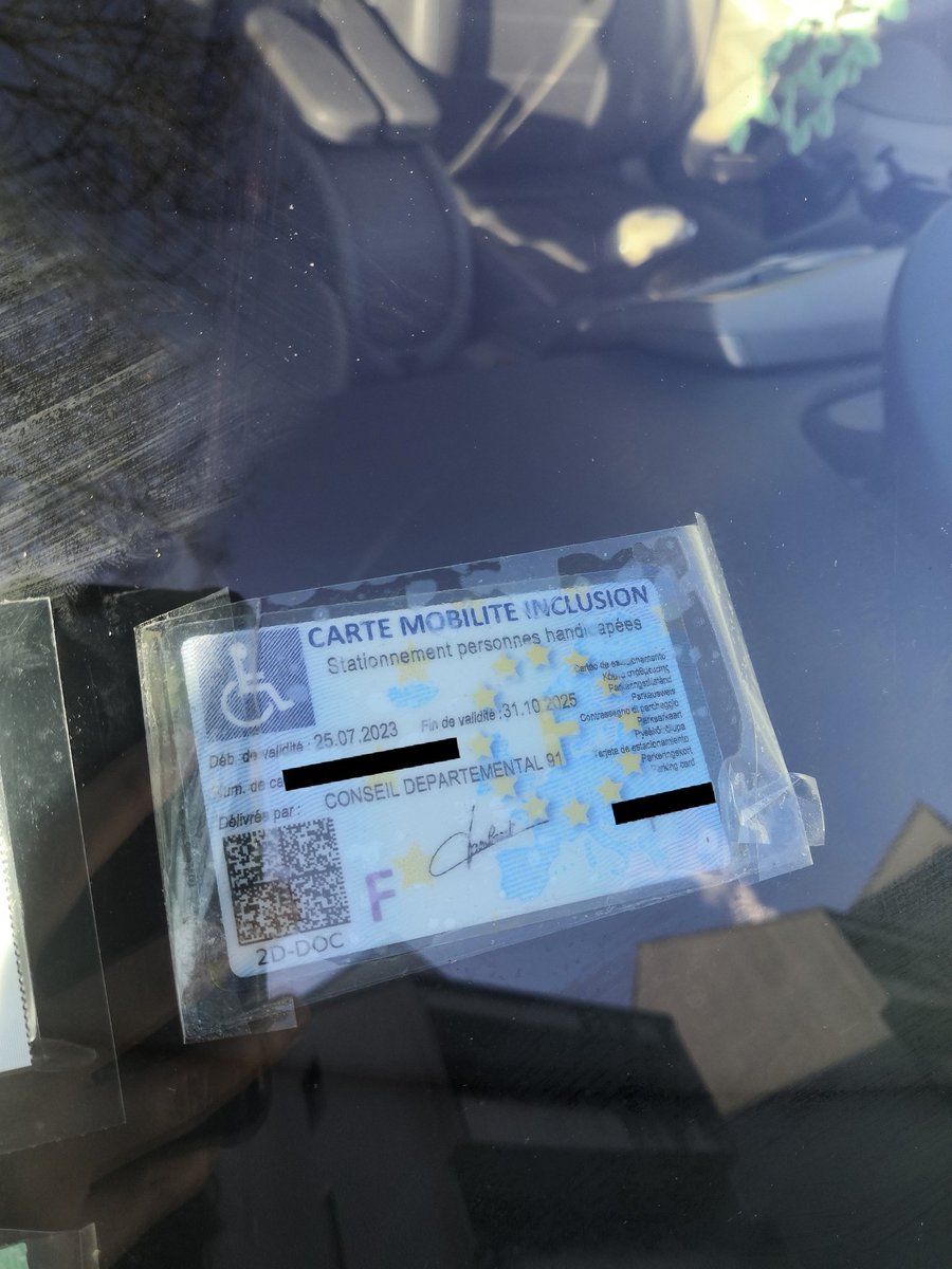 Daelysia2's tweet photo. Tu stationnes sur Paris avec une carte handi, et tu te prends des prunes quand même.
Tu contestes, et on te répond qu'il n'y avait aucune carte au moment du FPS.
La carte est là 24h/24 depuis Août.
C'est fini de nous prendre pour des imbéciles? https://t.co/ubvY3FtfKE