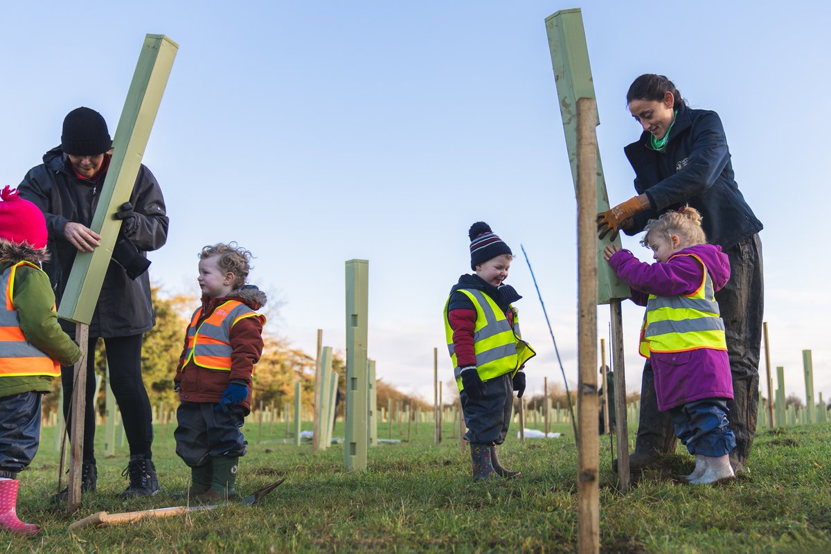 d_cfoundation's tweet photo. Good to be supporting @LeicsWildlife Community Tree Planting Day adjacent to Holwell Nature Reserves.  An impressive 13,000 native trees being planted to create a significant woodland and wildlife corridor!  Good for nature, good for the local community. #mentalhealth #Grant https://t.co/FQNbg4ipZt