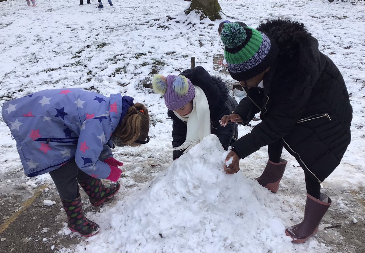 stmarysglossop's tweet image. ❄️Fun in the snow this lunchtime! #ChildhoodMemories #LearnToLove ❄️