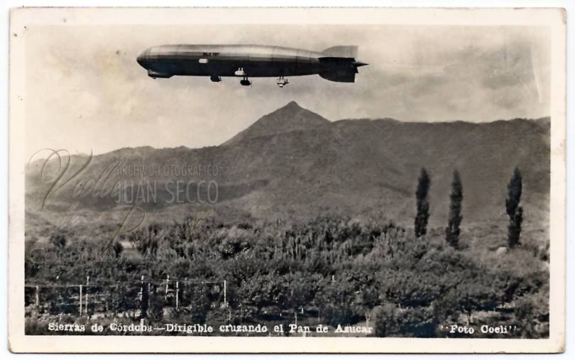 Postal de época. Sierras de Córdoba ─ Dirigible cruzando el Pan de Azúcar.

(Manuscrito en su reverso fechado en Junio de 1944)
(AFJS│Archivo Fotográfico Juan Secco)