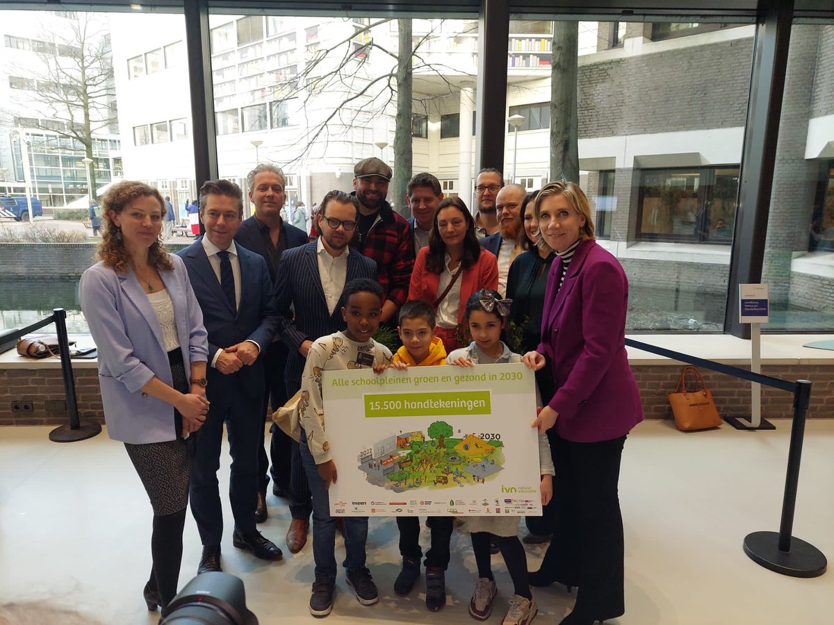 Vanmiddag heeft IVN Natuureducatie de petitie 'Alle schoolpleinen gezond en groen in 2030' aangeboden aan leden van de commissie <a href="/OCW_TK/">Vaste Commissie OCW Tweede Kamer</a>. IVN Natuureducatie maakt zich hard voor groene, gezonde schoolpleinen. 
#IVN #schoolpleinen #groen