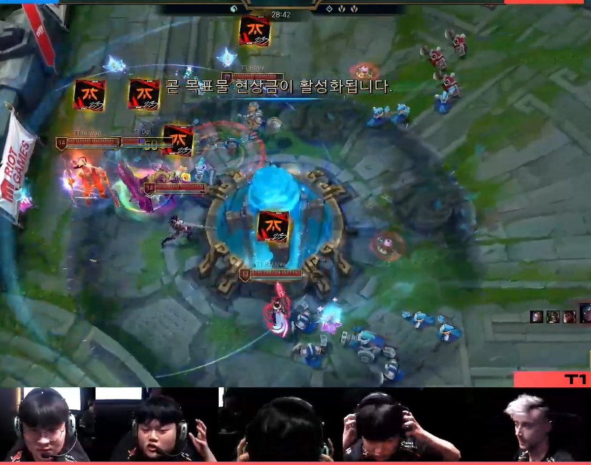 all of T1 academy flashed the FNC emote after their first win for rekkles ❤️