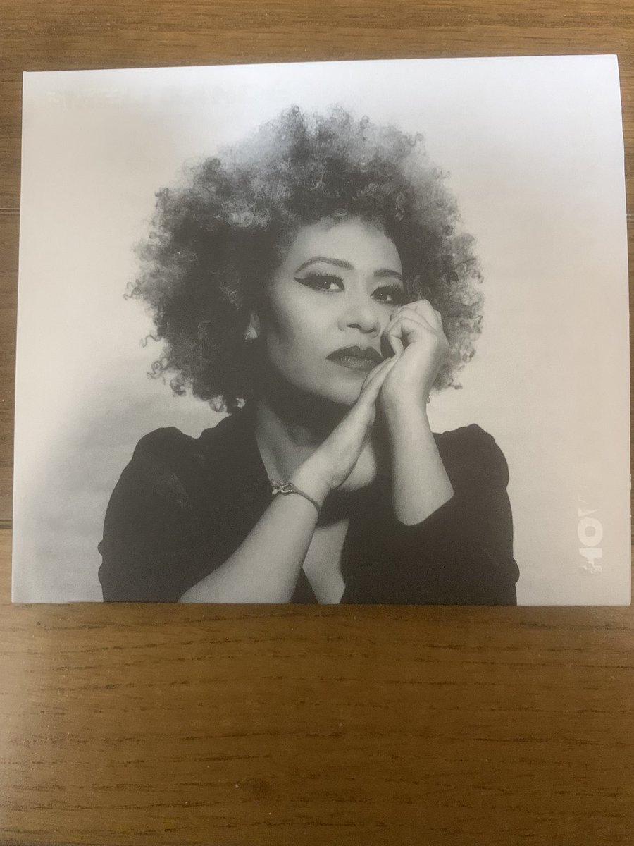 Wn6OasepgntHewa's tweet photo. 夜の1枚💿
Emeli Sande「How Were We To Know」
彼女の新譜をようやく聴けました😆
今日は1日ずっと聴いてますが、飽きないですね~
大人の雰囲気って感じのアルバムです🎶
#EmeliSande https://t.co/5GzJfCfh02