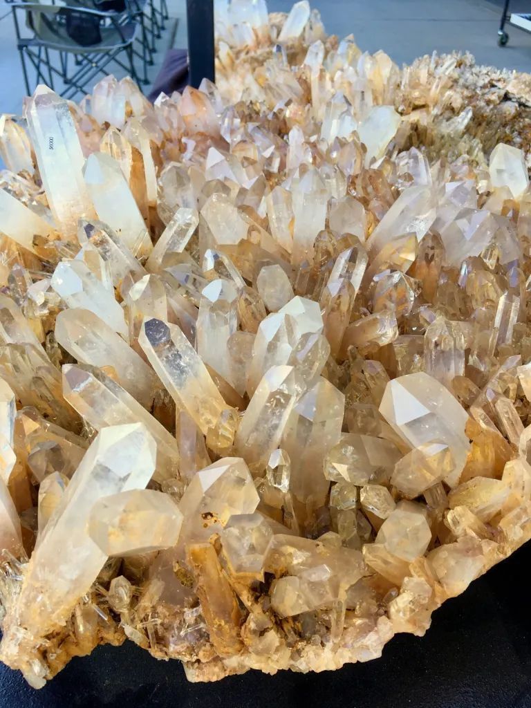 TravelcraftJrnl's tweet photo. 10 things to know about the Tucson Gem, Mineral + Fossil Showcase! https://t.co/Z8gXsCZHB2 https://t.co/ai0yufjh83