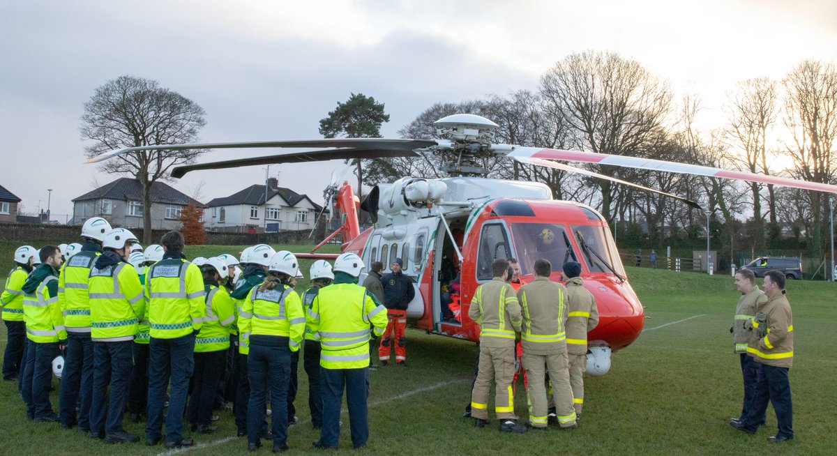 Fantastic to see year 3 #ulsterparamedics having this opportunity with @IrishCoastGuard helicopter during the first week of visits to other 999 services. These students will be the first BSc Hons Paramedic Sciences graduates from @UlsterUni @ulsterunisonp in Sept 24 #proudofuu