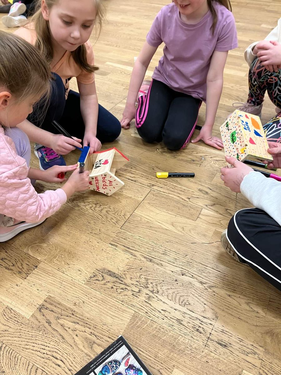 1stMeadowfield's tweet photo. Tonight our brownies have been building their skills - the older girls have been creating mythical creatures and the younger girls have been using their tools to build birdhouses @GirlGuiding_DS @GirlguidingNEE @Girlguiding https://t.co/2A2fPwhU72