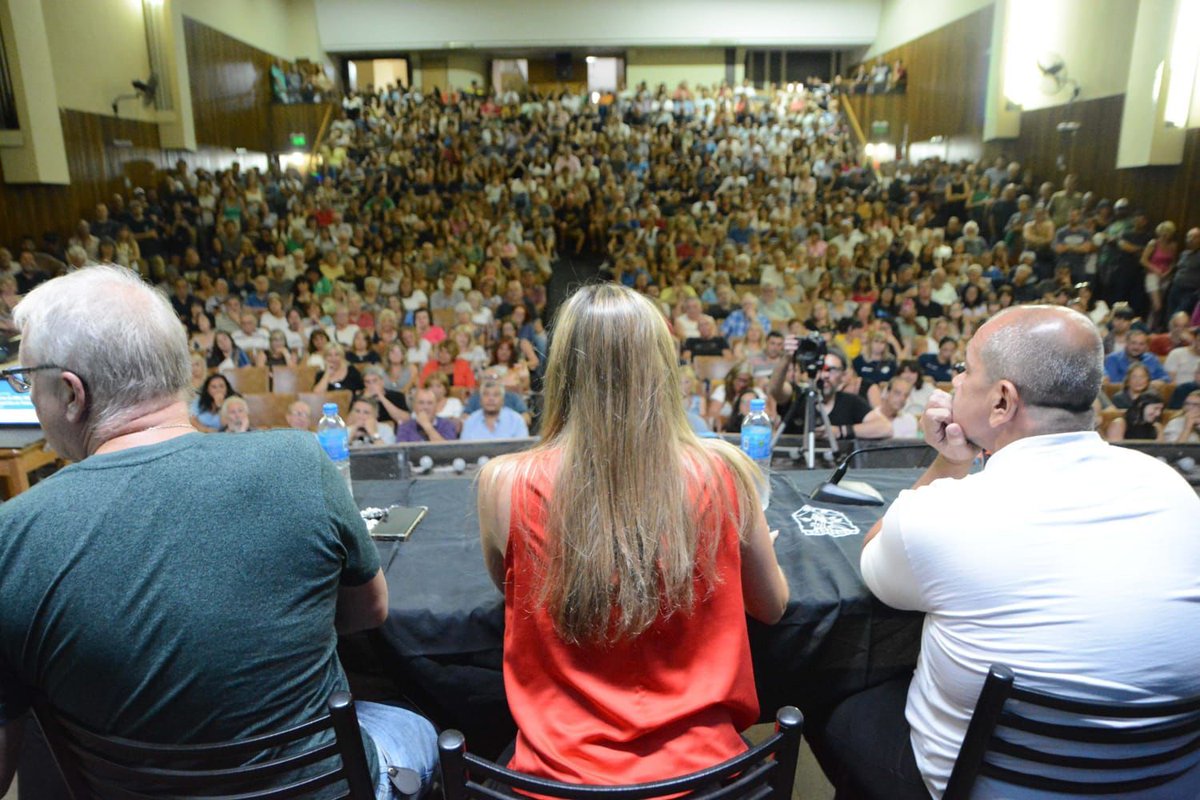 Juli_Strada's tweet photo. Gran encuentro junto al Movimiento Sindical Rosarino (MSR) en el Auditorio Luz y Fuerza, calentando motores para el paro del 24 de enero💪🏼

Gracias especialmente a @tincholucero y @alberlyf https://t.co/cIFPdrvnFs