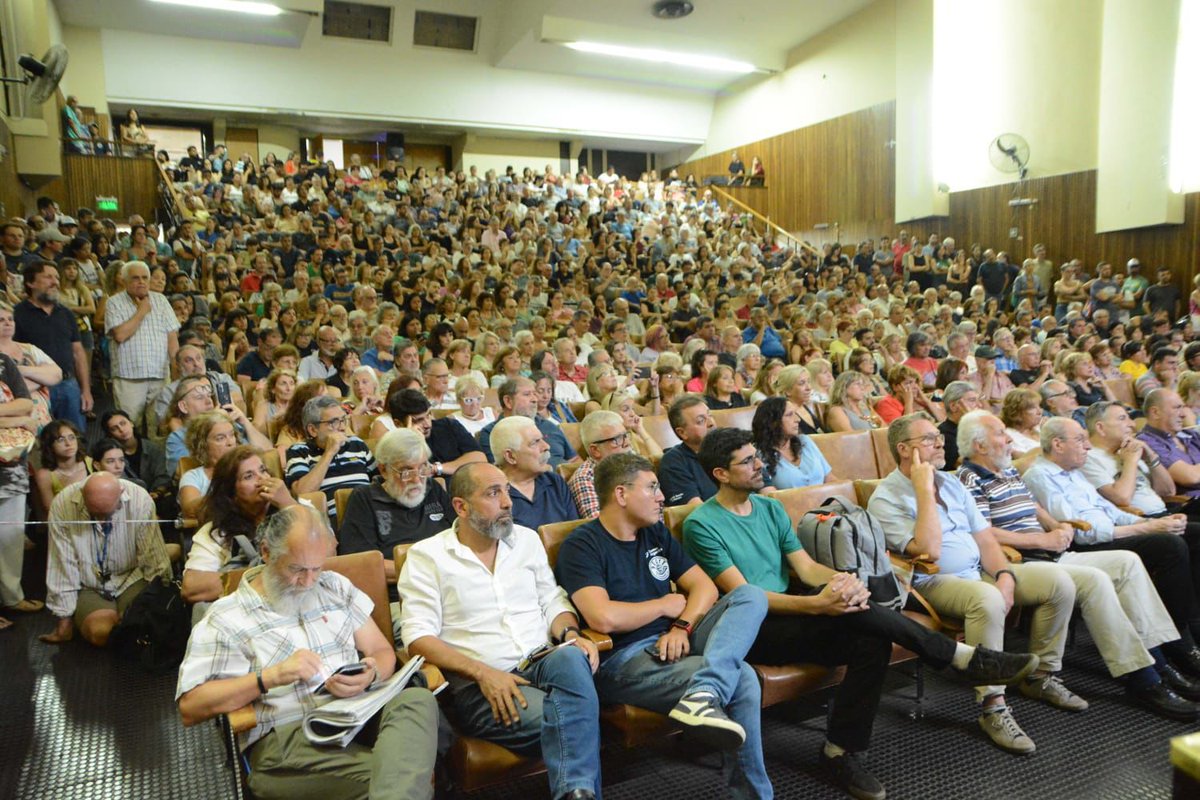 Juli_Strada's tweet photo. Gran encuentro junto al Movimiento Sindical Rosarino (MSR) en el Auditorio Luz y Fuerza, calentando motores para el paro del 24 de enero💪🏼

Gracias especialmente a @tincholucero y @alberlyf https://t.co/cIFPdrvnFs