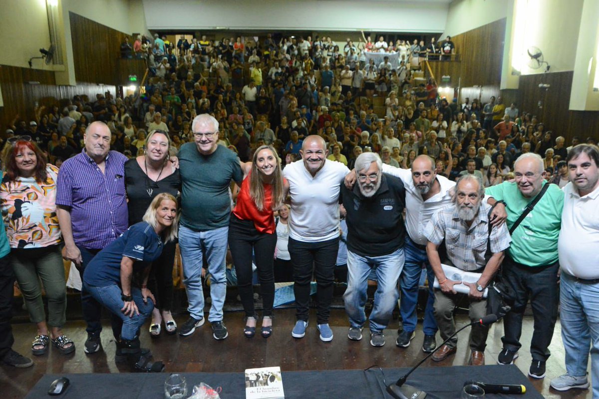 Juli_Strada's tweet photo. Gran encuentro junto al Movimiento Sindical Rosarino (MSR) en el Auditorio Luz y Fuerza, calentando motores para el paro del 24 de enero💪🏼

Gracias especialmente a @tincholucero y @alberlyf https://t.co/cIFPdrvnFs