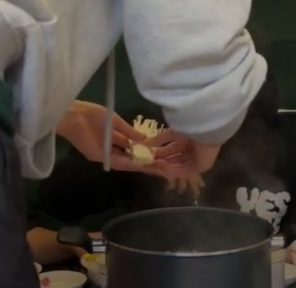 형들이 먹고싶다는 메뉴 받아서 
아침부터 장 보고 
채소 썰어온거 보고 기절을 함 
유토 업어서 모셔다 드려라