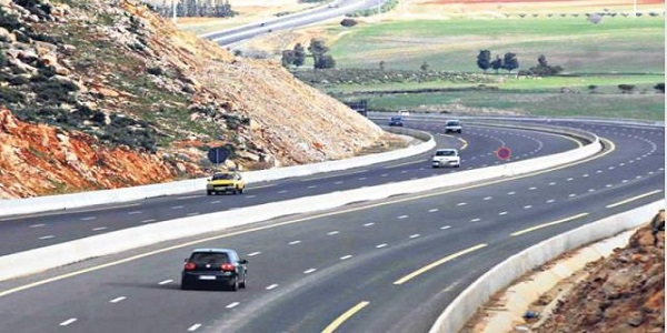 🚗🇲🇦 Une nouvelle autoroute reliant #Marrakech à #Fès via #BeniMellal est prévue. Le Maroc vise 3000 km d’autoroutes d’ici 2030, année de la #CoupeDuMonde 🏆. Le ministre Nizar Baraka annonce des travaux de construction conformément aux directives du roi Mohammed VI 👑. Ce projet…