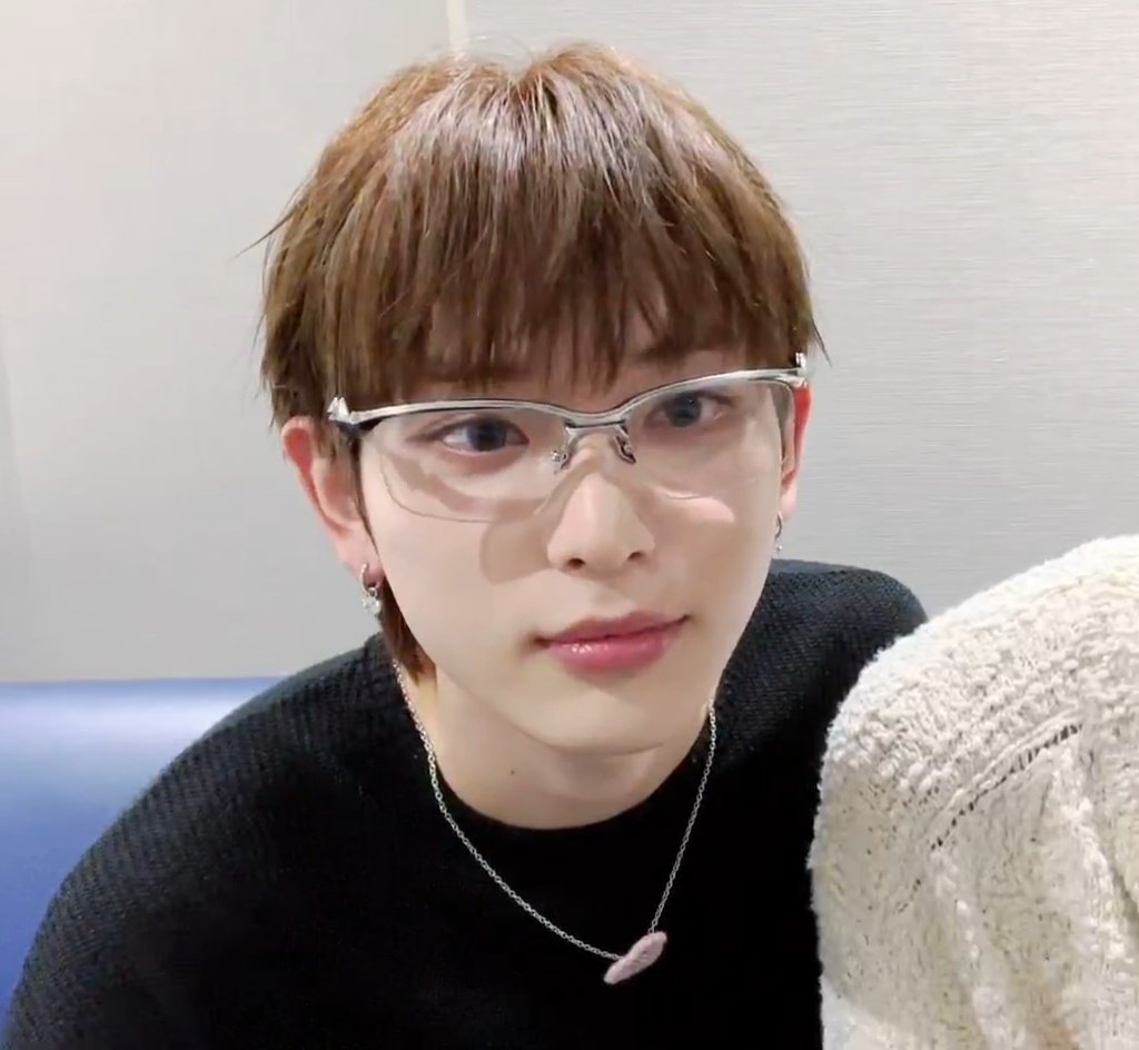 joruapics's tweet photo. harua with glasses >>> https://t.co/RU1ISCX80S