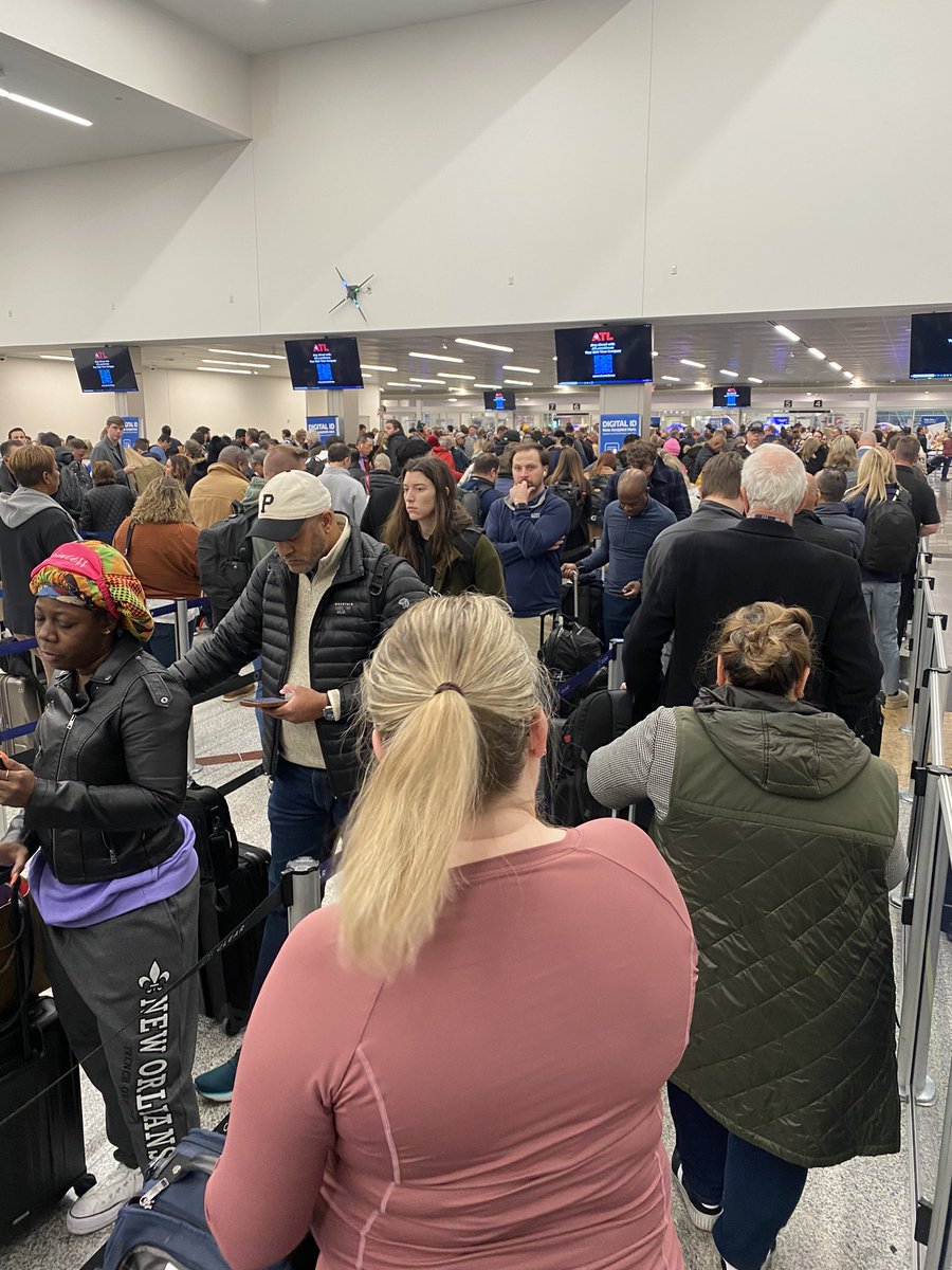 sandrix085's tweet photo. If you are traveling today out of @ATLairport give yourself PLENTY of time to go through security, even of you have @tsa precheck and @Clear https://t.co/m4LldvQKUk