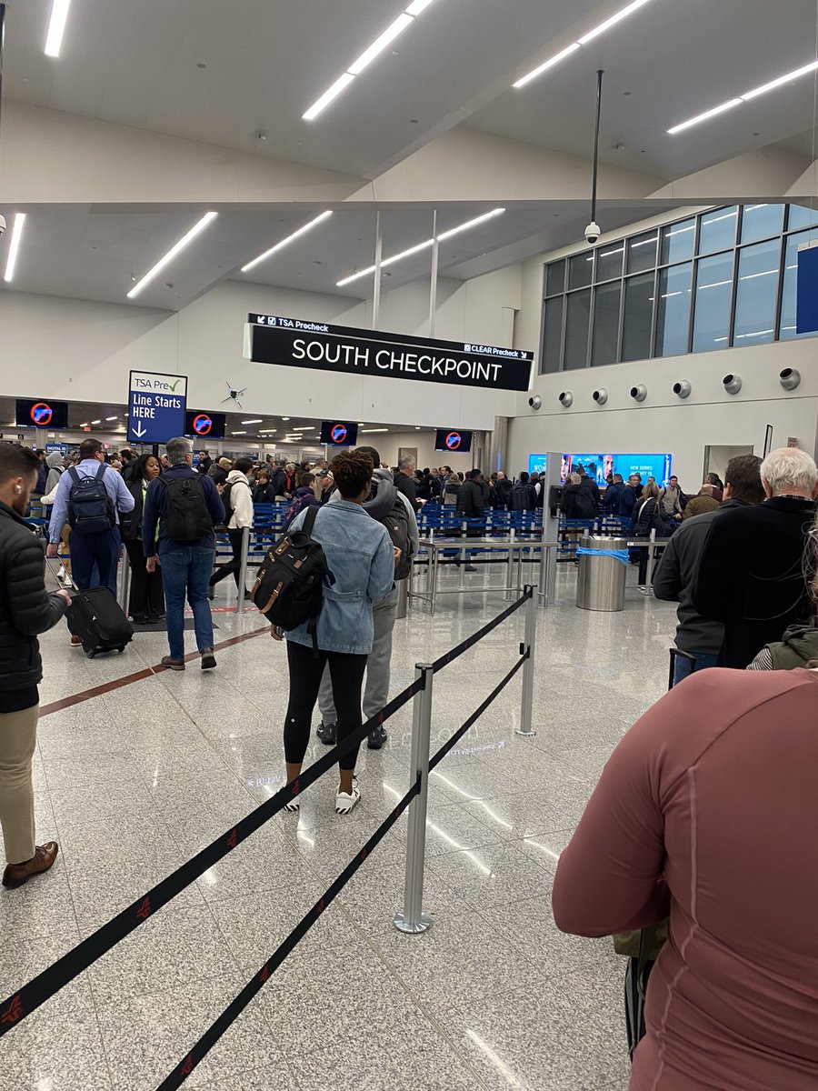 sandrix085's tweet photo. If you are traveling today out of @ATLairport give yourself PLENTY of time to go through security, even of you have @tsa precheck and @Clear https://t.co/m4LldvQKUk