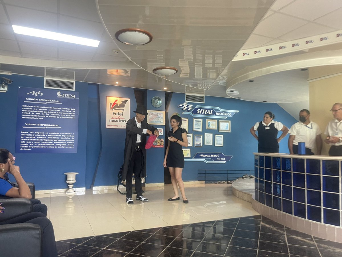 Amenizan encuentro en saludo al Día del teatro cubano con el mago Frank. Iniciando una jornada de martes entre sonrisas. #ProvinciaGranma