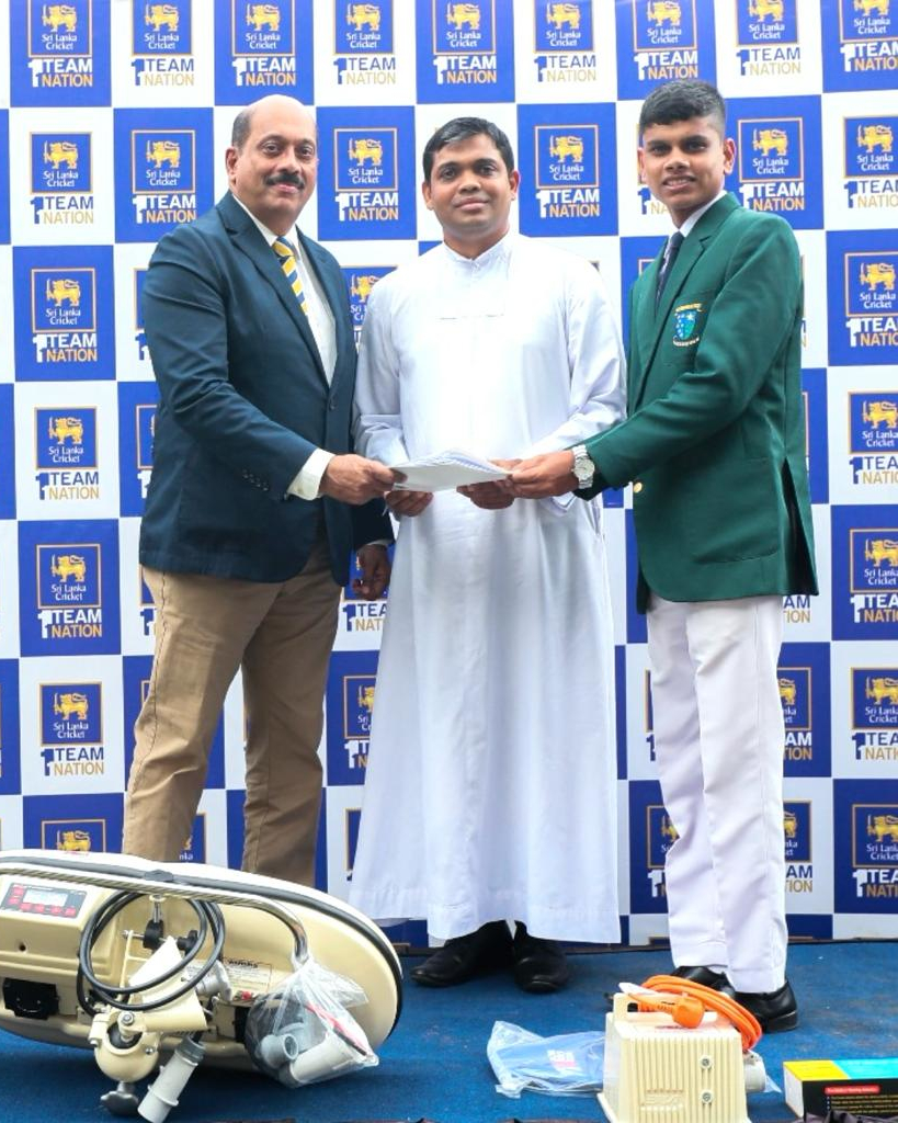 StAnnesLK's tweet photo. For being included in Under-19 Division 1, the St. Anne's College Cricket Team received a bowling machine worth 1.2 million, along with a pitch cover and boundary ropes from Sri Lanka Cricket.
#StAnnesLK #Annites https://t.co/8kMwrG8T6z
