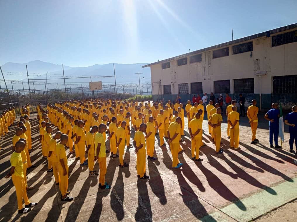 Derecho_paz's tweet photo. En cada establecimiento penitenciario del país, los días lunes la población privada de libertad realiza actividades de orden cerrado y honores a los símbolos patrios. 
#TransformarPorElFuturo https://t.co/baUNmXXIf7