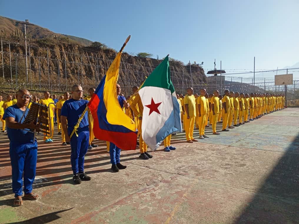 Derecho_paz's tweet photo. En cada establecimiento penitenciario del país, los días lunes la población privada de libertad realiza actividades de orden cerrado y honores a los símbolos patrios. 
#TransformarPorElFuturo https://t.co/baUNmXXIf7