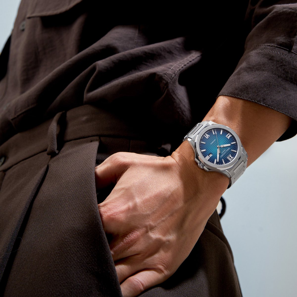 Featuring a captivating radiant blue dial, more luminescent than ever, the Challenger Cliff embodies the elegance and sophistication.