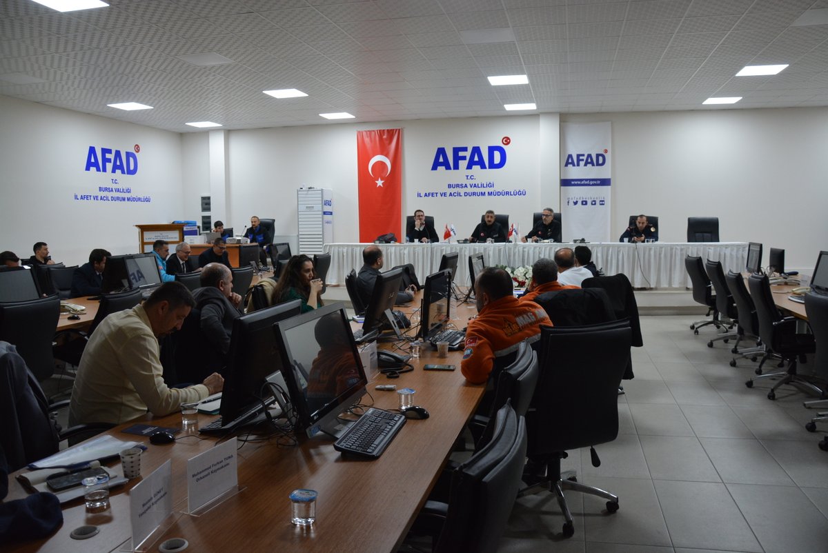 bursaafad's tweet photo. İlçede planlama aşamasında görev ve sorumluluk verilen kurum ve kuruluşların il temsilcileri ile ilçe temsilcilerinin birlikte katıldığı toplantıda İl AFAD Müdürlüğümüz koordinasyonunda tüm paydaşlardan fikir alış verişinde bulunulmuştur. @BursaValiligi @AFADBaskanlik https://t.co/FignyroTLl
