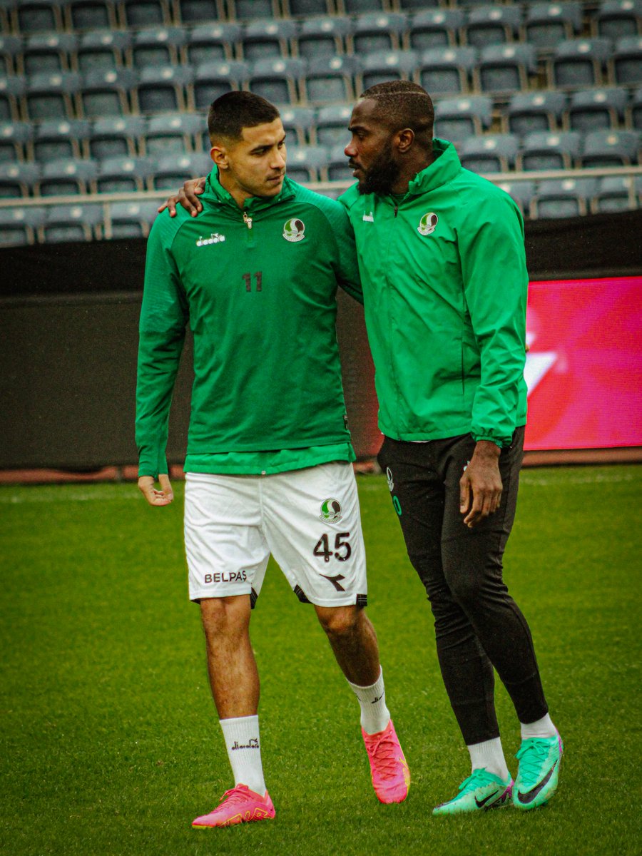 Sakaryaspor's tweet photo. 💪🏻📸 Takımımız ısınmak için sahada!
#HTYvSAK https://t.co/joLq4gcStf