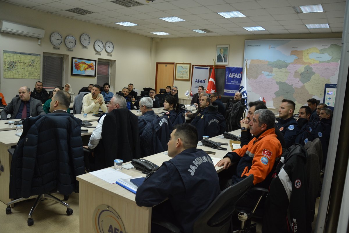 bursaafad's tweet photo. İlçede planlama aşamasında görev ve sorumluluk verilen kurum ve kuruluşların il temsilcileri ile ilçe temsilcilerinin birlikte katıldığı toplantıda İl AFAD Müdürlüğümüz koordinasyonunda tüm paydaşlardan fikir alış verişinde bulunulmuştur. @BursaValiligi @AFADBaskanlik https://t.co/FignyroTLl