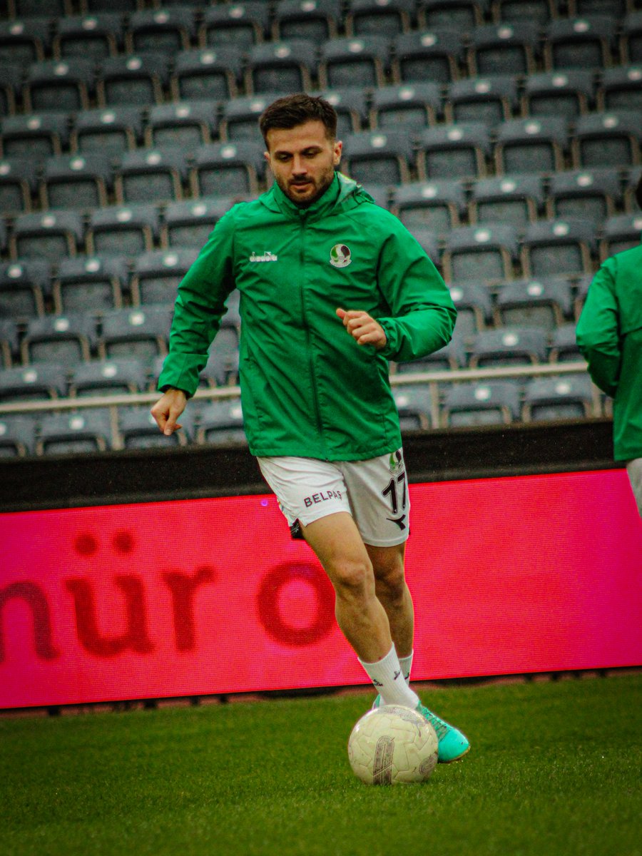 Sakaryaspor's tweet photo. 💪🏻📸 Takımımız ısınmak için sahada!
#HTYvSAK https://t.co/joLq4gcStf