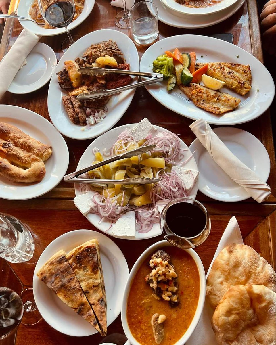 doalbanie's tweet photo. 🍲GASTROTIP🍲

150 km od Tirany 🇦🇱 v regionu Dukagjini u jezera #Komani se nachází stavení se zahradou s překrásným výhledem 🗻

Podnik #Neomalsore (@nanplep) nabízí kromě lokální kuchyně i ubytování v pokojích a stanech, túry s průvodcem do hor i plavbu na jezeře či koupání 🛥️ https://t.co/8h14vKSaWY