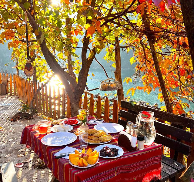 doalbanie's tweet photo. 🍲GASTROTIP🍲

150 km od Tirany 🇦🇱 v regionu Dukagjini u jezera #Komani se nachází stavení se zahradou s překrásným výhledem 🗻

Podnik #Neomalsore (@nanplep) nabízí kromě lokální kuchyně i ubytování v pokojích a stanech, túry s průvodcem do hor i plavbu na jezeře či koupání 🛥️ https://t.co/8h14vKSaWY