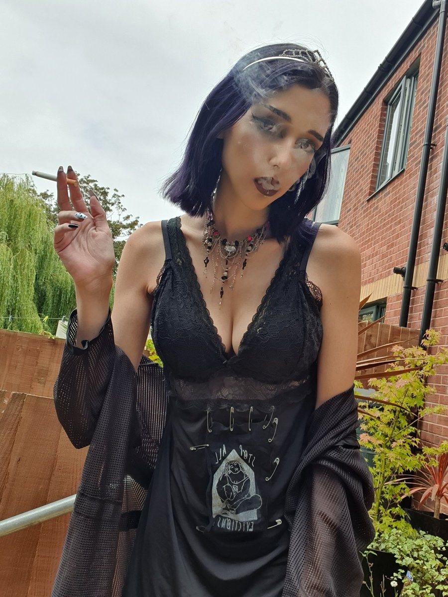 SeraphinaAma's tweet photo. Anyone into smoking fet?
#findom #brat #smoking #altgirl https://t.co/28r6z6eu1n