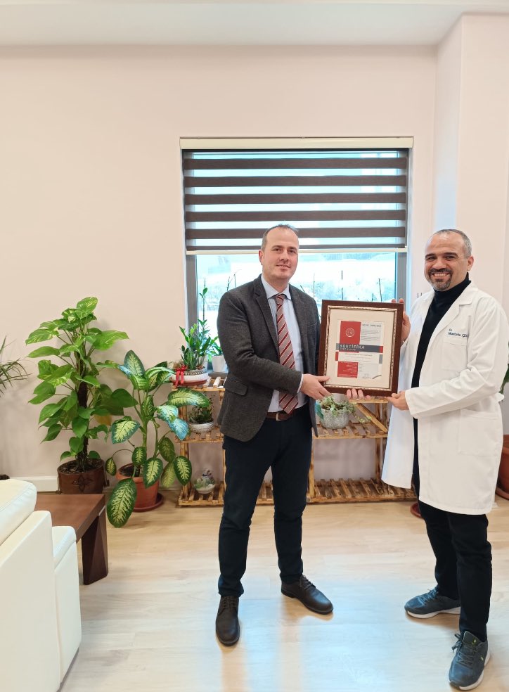 ISO 9001 :2015 Kalite Yönetim Sistemi ve ISO / IEC 27001 :2013 Bilgi Güvenliği Yönetim Sistemi sertifikaları Kalite Direktörü Doç. Dr. Mustafa Çelik tarafından Başhekim Prof. Dr.Onur Birsen’e takdim edildi.Emeği geçen herkese teşekkür ederiz….