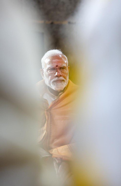 KanganaTeam's tweet photo. We all know Modi ji is one of us, but what makes him so extraordinary ? In my opinion it’s the sheer intensity of his intend, emotion and action. So it’s the INTENSITY. 
Look at this picture from today look at his eyes, it’s just a look but more sharper and sparkling than a blazing sword. Hindi mein hum ise Tej ya Kanti kehte hain… Astonishing