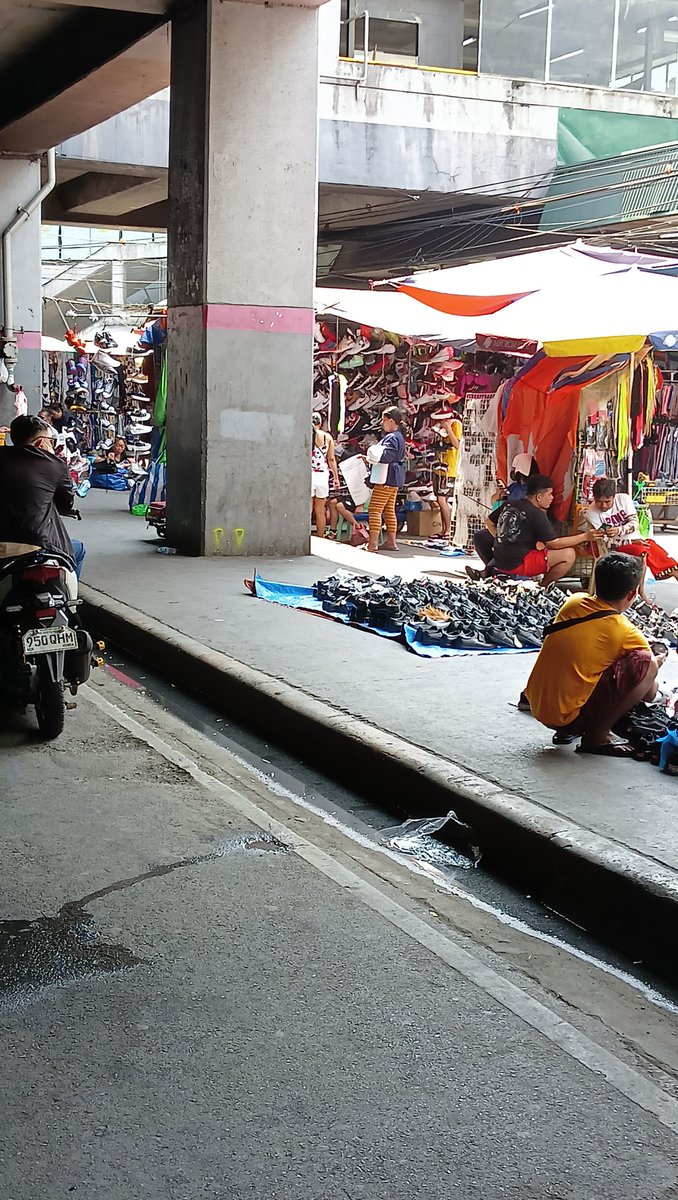 jian15052's tweet photo. Paano kung my lindol paano makababa s @officialLRT1  kung naka harang saan @PasayPIO  KC korap Po ito saan @PasayPolice  n dun tulog @dilgncr  gising https://t.co/Xgm0suLVBn