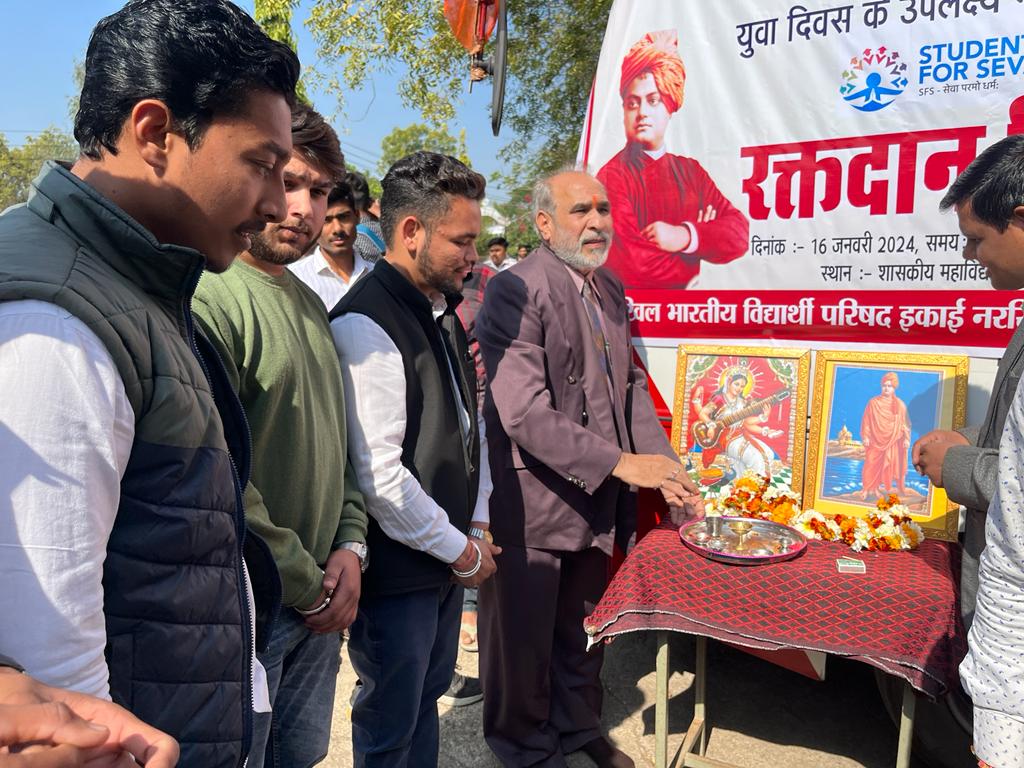 ABVPMB's tweet image. अभाविप राजगढ़ जिले की नरसिंहगढ़ नगर इकाई द्वारा स्वामी विवेकानंद जी की 161वीं जयंती के उपलक्ष में #StudentsForSeva के माध्यम से ब्लड डोनेशन कैंप का आयोजन किया गया।