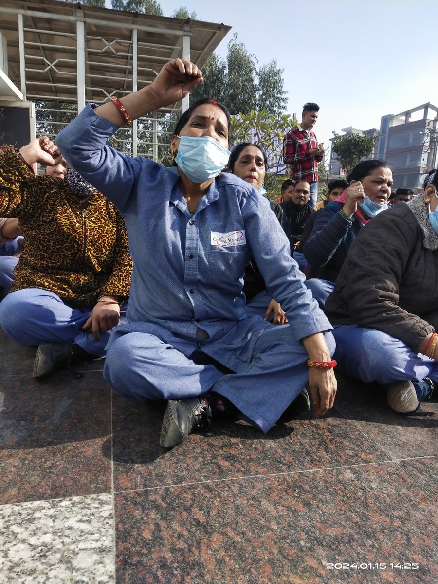 BehanBox's tweet photo. Women sanitation workers in North Delhi's #Burari have started an indefinite sit-in outside the hospital this morning. The workers say they haven't been paid their wages for the last two months. Several are facing threats of terminations.
#BurariHospital #informalwork #labour https://t.co/6Sg1y4js3B