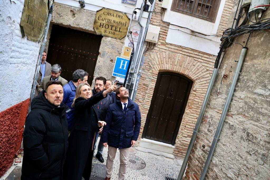 marifrangr's tweet photo. Comenzamos la eliminación del cableado en la ‘Ruta Turística de los Miradores’ del Albaicín, entre Plaza Nueva y el Mirador de San Nicolás

Seguimos impulsando el Plan Alhambra con el propósito de recuperar y restaurar el rico patrimonio de la Ciudad de #Granada

#CuidarGranada💙 https://t.co/g0RGW0fBw5