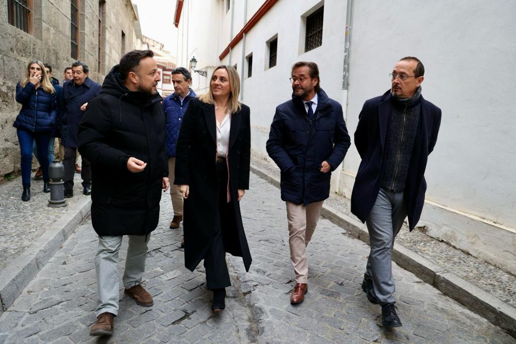 marifrangr's tweet photo. Comenzamos la eliminación del cableado en la ‘Ruta Turística de los Miradores’ del Albaicín, entre Plaza Nueva y el Mirador de San Nicolás

Seguimos impulsando el Plan Alhambra con el propósito de recuperar y restaurar el rico patrimonio de la Ciudad de #Granada

#CuidarGranada💙 https://t.co/g0RGW0fBw5