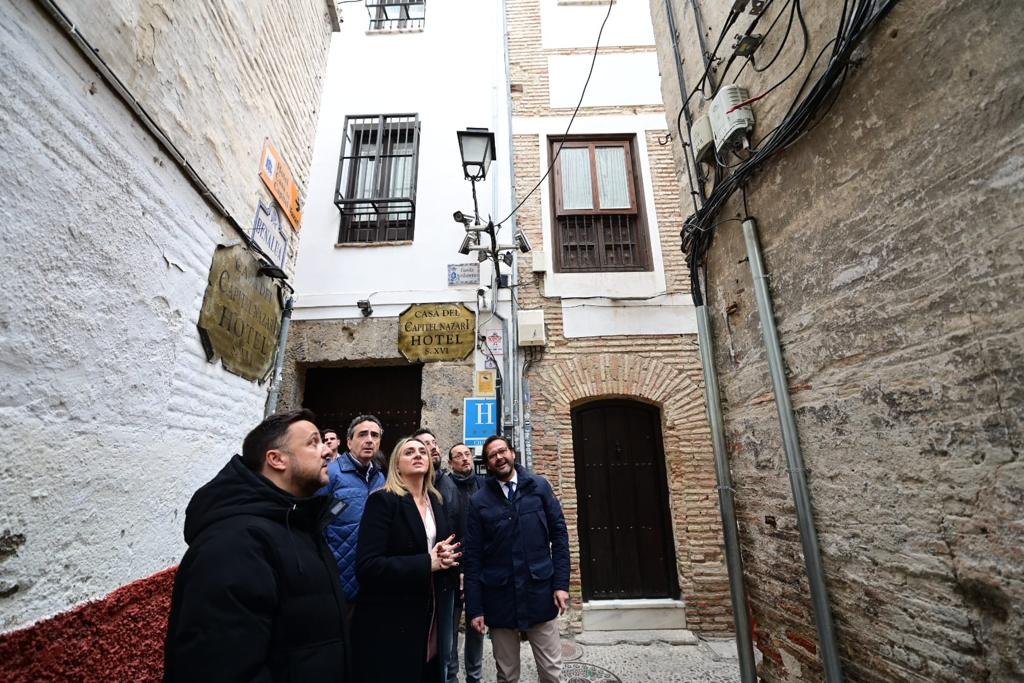 marifrangr's tweet photo. Comenzamos la eliminación del cableado en la ‘Ruta Turística de los Miradores’ del Albaicín, entre Plaza Nueva y el Mirador de San Nicolás

Seguimos impulsando el Plan Alhambra con el propósito de recuperar y restaurar el rico patrimonio de la Ciudad de #Granada

#CuidarGranada💙 https://t.co/g0RGW0fBw5