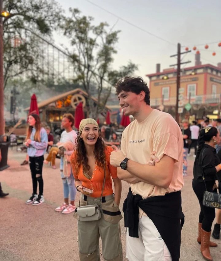 ebrusahinsunsun's tweet photo. Find someone who looks at you with love and a heart full of joy, like Ebru looks at her husband Cedi🥹🫠😍🧡💙🍯🐣🧿🧿🧿 @rebrusahin @cediosman #EbruŞahin #CediOsman https://t.co/jjHyaYYhwJ