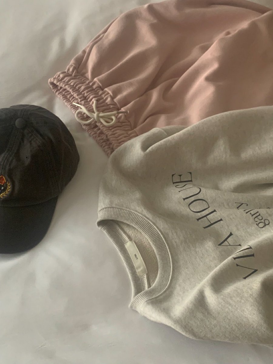 _18mp's tweet photo. 韓国ファッションには欠かせないmtmだけどこんな上品なスウェットなかなかないよね🩶🤍見た瞬間かわいすぎて即購入した🐰🫧　韓国のLITERってゆう新しいブランド♥ 日本からはÉncielで購入できます！ https://t.co/NDUODrKRZ9