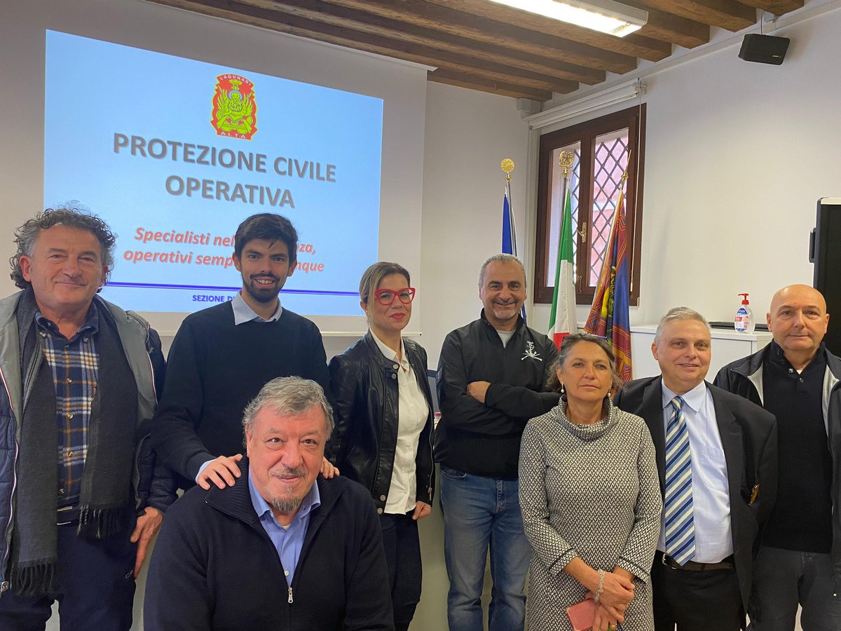 comunevenezia's tweet photo. 🔸All'Istituto Professionale per l'Enogastronomia e l'Ospitalità Alberghiera "Andrea Barbarigo" è stato presentato il progetto Lagunari Serenissima “Salva Te Stesso e gli Altri”, che partirà a febbraio.

🚨L’iniziativa, rivolta agli studenti, prevede la frequentazione di lezioni extracurricolari della durata di 26 ore, dove volontari della Protezione Civile, istruttori di primo soccorso e difesa personale, insegneranno agli studenti quale comportamento tenere in caso di emergenza, difficoltà o nelle realtà quotidiane. 

📍Presente il consigliere comunale, @MatteoSenno.