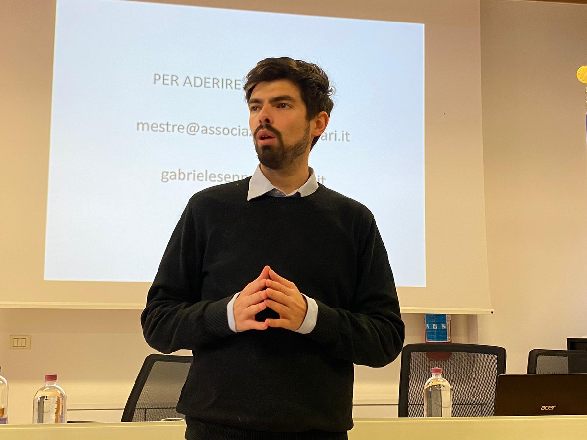 comunevenezia's tweet photo. 🔸All'Istituto Professionale per l'Enogastronomia e l'Ospitalità Alberghiera "Andrea Barbarigo" è stato presentato il progetto Lagunari Serenissima “Salva Te Stesso e gli Altri”, che partirà a febbraio.

🚨L’iniziativa, rivolta agli studenti, prevede la frequentazione di lezioni extracurricolari della durata di 26 ore, dove volontari della Protezione Civile, istruttori di primo soccorso e difesa personale, insegneranno agli studenti quale comportamento tenere in caso di emergenza, difficoltà o nelle realtà quotidiane. 

📍Presente il consigliere comunale, @MatteoSenno.